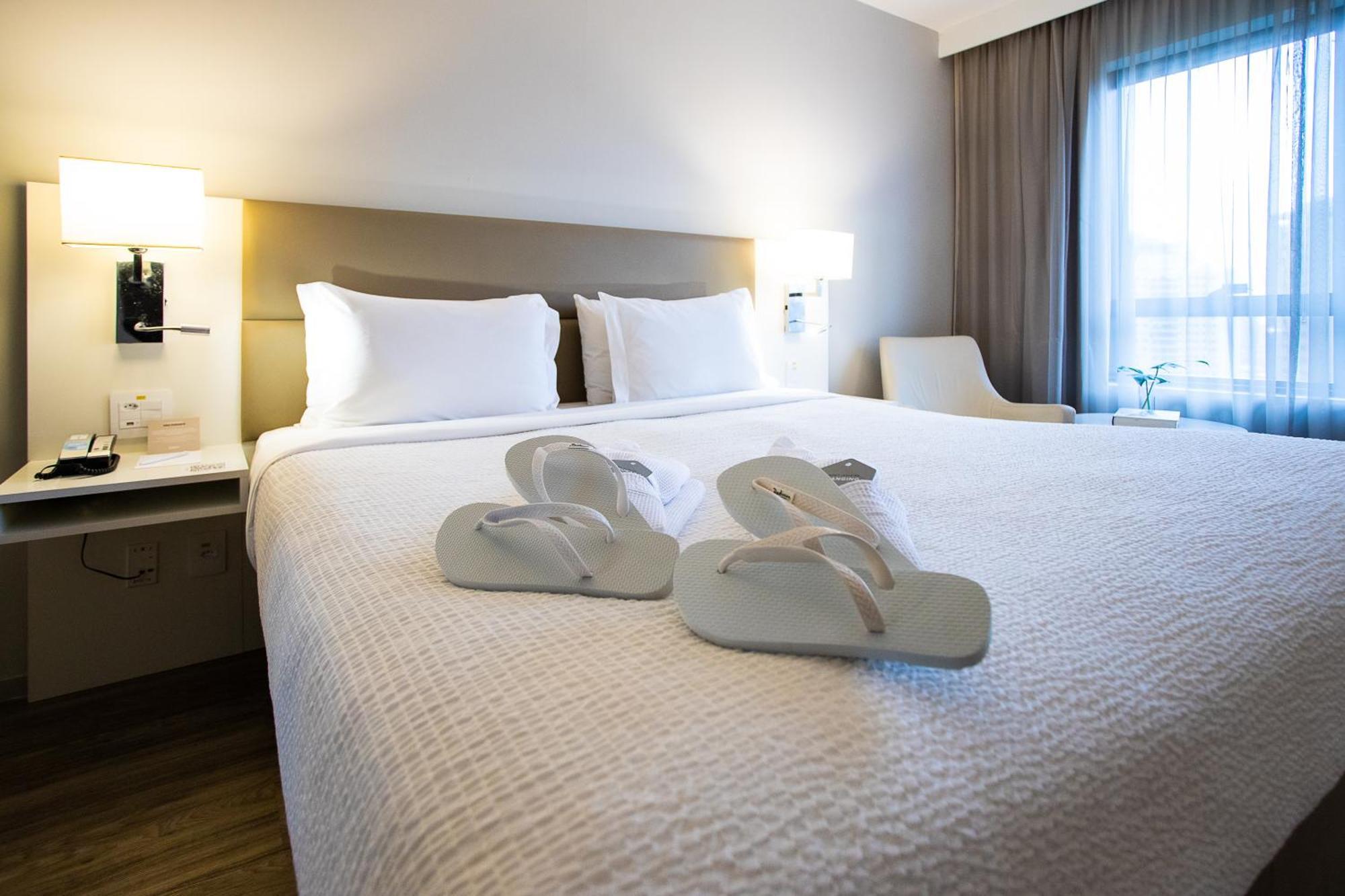 Radisson Rio De Janeiro Barra Hotel Phòng bức ảnh A room at the Hilton Garden Inn in San Francisco