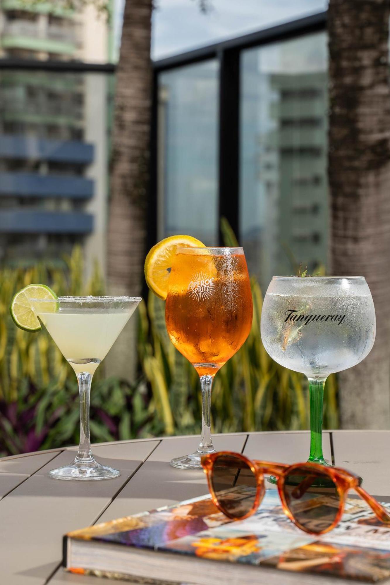 Radisson Rio De Janeiro Barra Hotel Ngoại thất bức ảnh Tanqueray, a London dry gin
