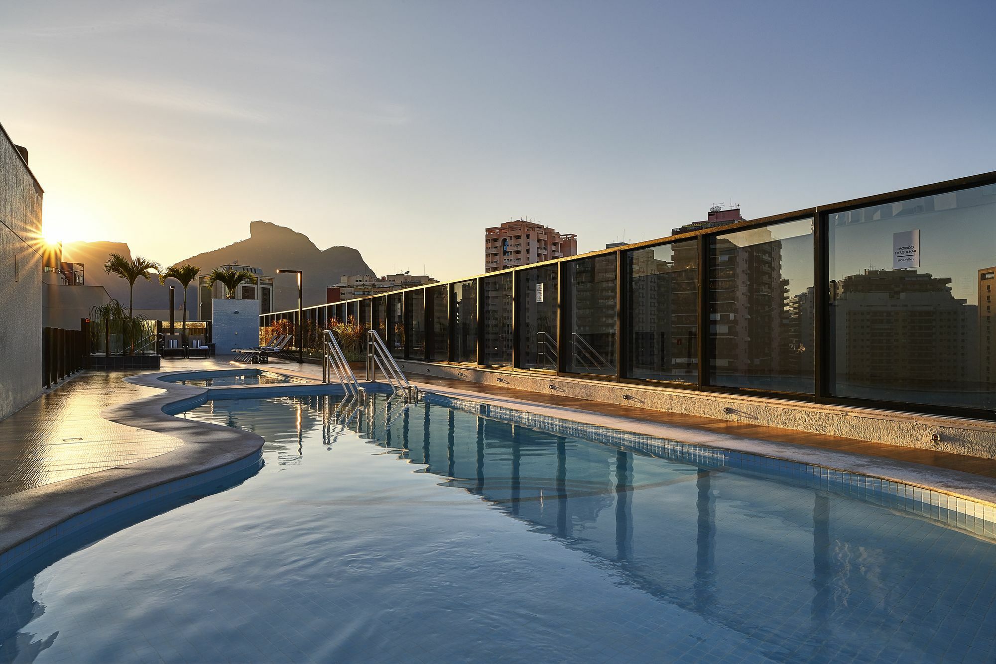 Radisson Rio De Janeiro Barra Hotel Ngoại thất bức ảnh The rooftop pool at the hotel